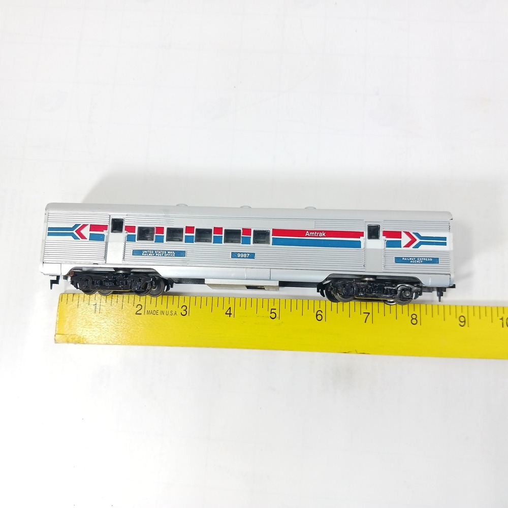 Amtrak HO Scale Model Train Set Locomotive 503 and 3 Passenger Cars Silver - Picture 5 of 16